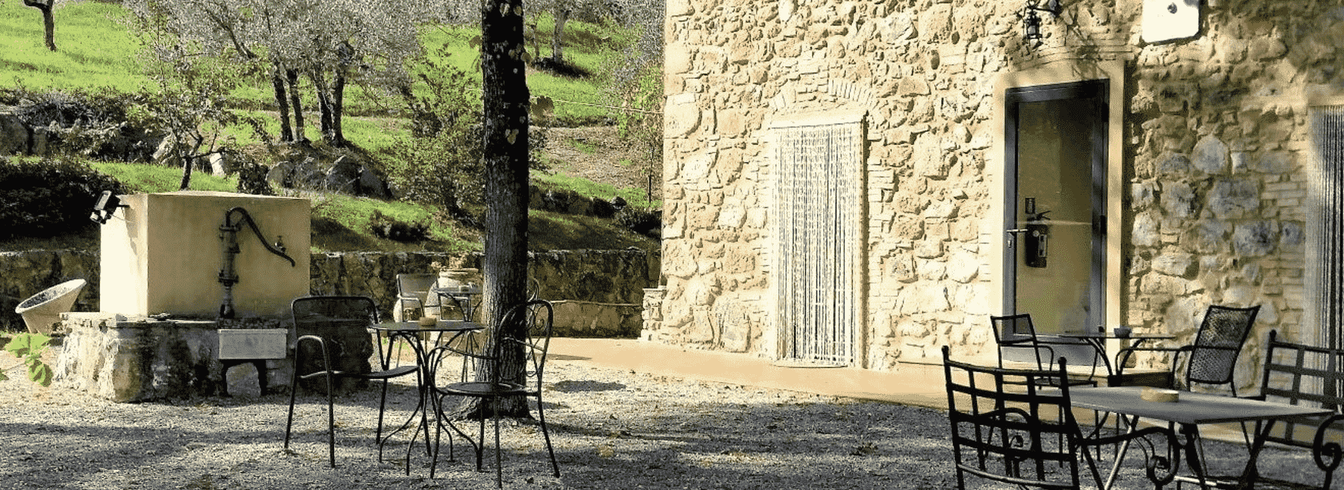 Prima Writer Tuscan courtyard